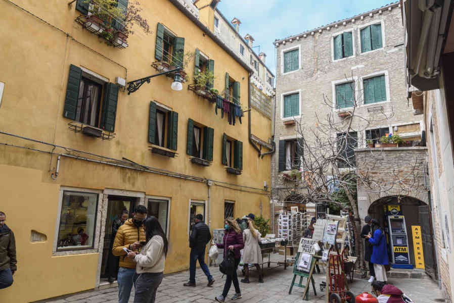 Italia - Venecia 205 - librería Aqcua Alta.jpg